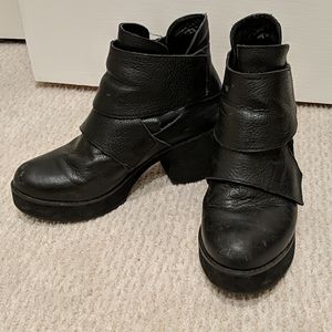 Leather velcro boots - cute & comfy